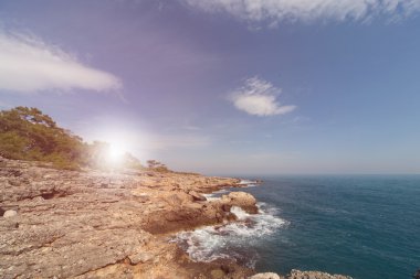 Güzel deniz Cennet plaj mavi gökyüzü bulutlu bir arka plan üzerinde. 