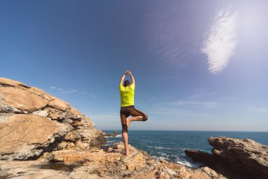 Pratik Yoga ve meditasyon genç adam. 