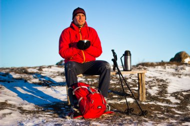 Dağlarda kış yürüyüşü.