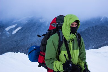 Dağlarda kış yürüyüşü.