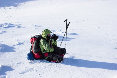 Dağlarda kış yürüyüşü.