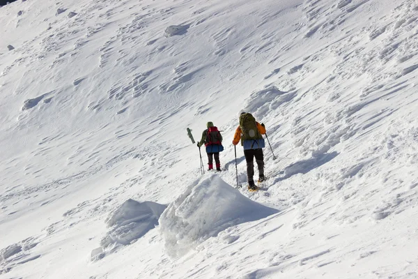 Caminhadas de inverno nas montanhas. — Fotografia de Stock