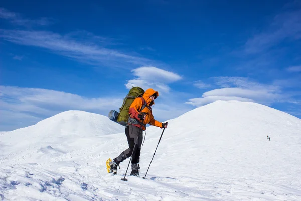 Caminhadas de inverno nas montanhas em sapatos de neve . — Fotografia de Stock