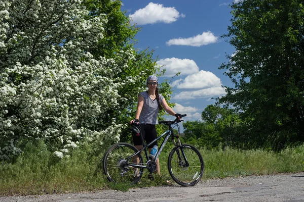 Yaz aylarında güneşli bir günde bisikletle seyahat. — Stok fotoğraf