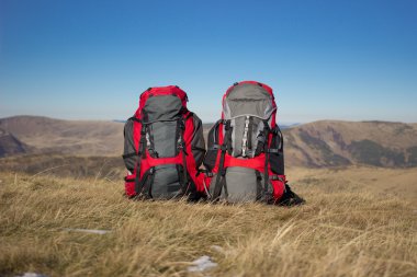 Sırt çantası dağlarda bir güneşli yaz günü kamp.