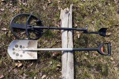 Paralar için metal dedektörleri ve kürek ile arama.