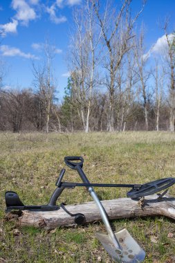 Paralar için metal dedektörleri ve kürek ile arama.