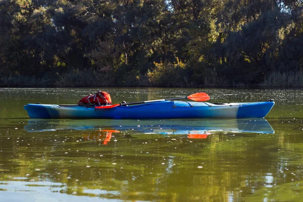 Kayaks au repos sur la rivière en prévision du voyage . — Photo