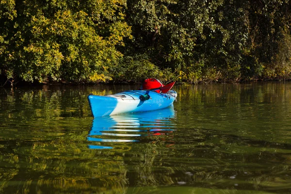 Kayak a Riposo sul fiume in previsione del viaggio . — Foto Stock