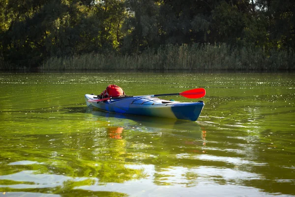 Kajaks ruhen sich in Erwartung der Reise auf dem Fluss aus. — Stockfoto