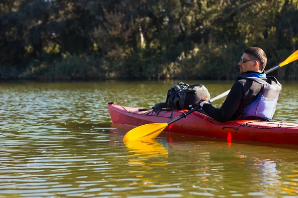 Der Mann paddelt auf dem Fluss. — Stockfoto