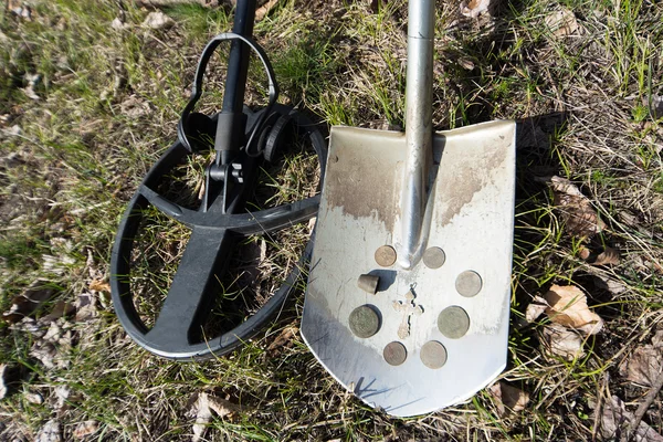 Paralar için metal dedektörleri ve kürek ile arama.