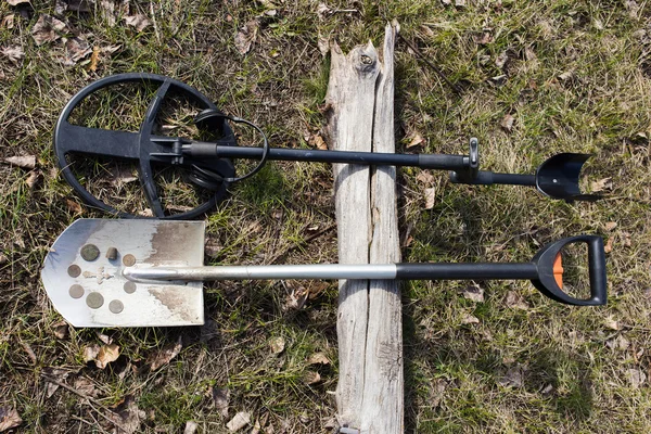 Paralar için metal dedektörleri ve kürek ile arama.