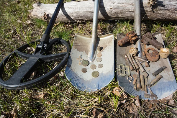 Search for coins with metal detectors and shovels. — Stock Photo, Image