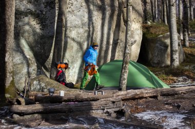 Yürüyerek genç adam dağlarda yürüyüş.