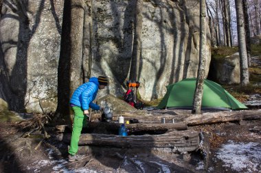 Yürüyerek genç adam dağlarda yürüyüş.