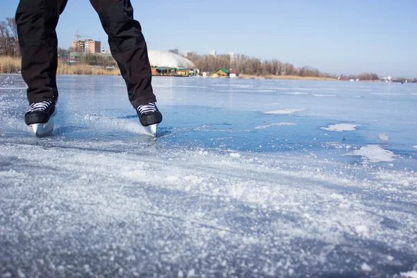 Patinaje sobre hielo de invierno en aguas abiertas en un día soleado — Foto de Stock