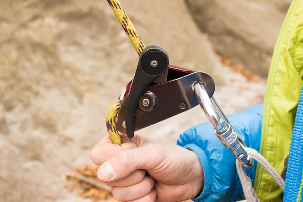 The young man in the mountains insures climber. — Stock Photo, Image