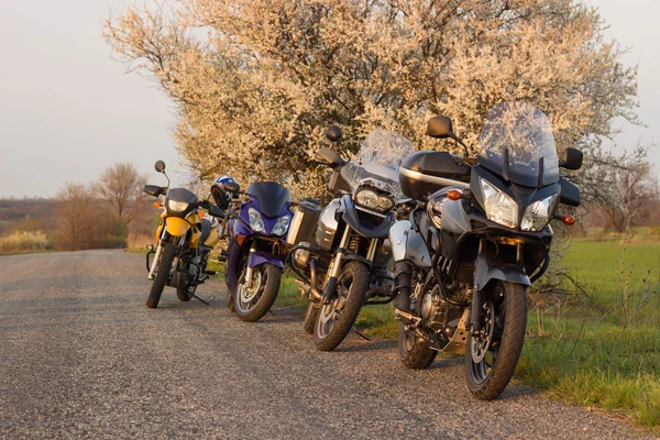 Motos na estrada prontos para a aventura . — Fotografia de Stock