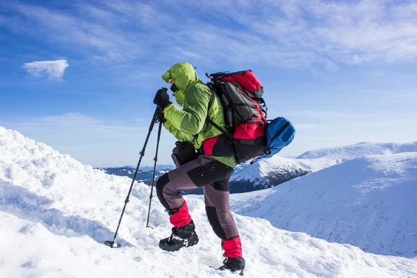 Senderismo de invierno en las montañas. — Foto de Stock