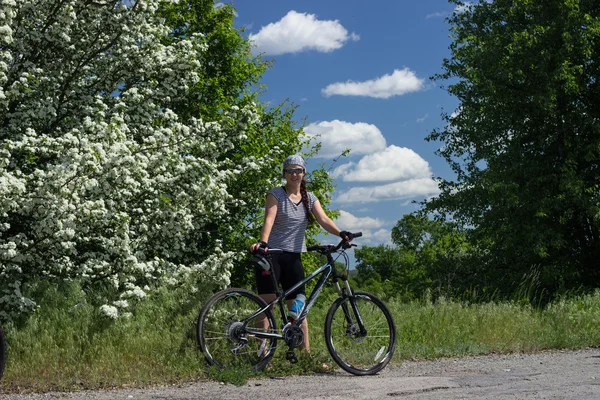 Viajar en bicicleta en un día soleado en verano . — Foto de Stock