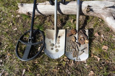 Paralar için metal dedektörleri ve kürek ile arama.