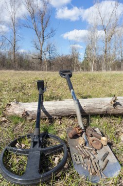 Paralar için metal dedektörleri ve kürek ile arama.