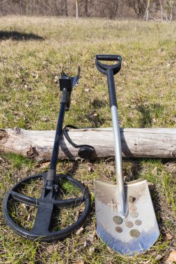 Paralar için metal dedektörleri ve kürek ile arama.