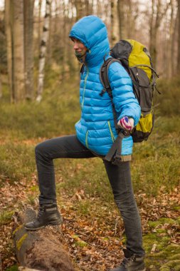 Güneşli bir günde dağlarda yürüyüş.