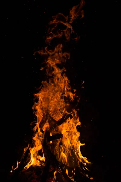 Szép ragyogó tűz lángja, a fekete háttér. — Stock Fotó