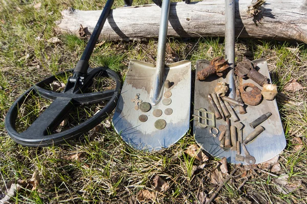 Search for coins with metal detectors and shovels. — Stock Photo, Image