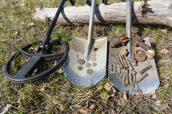 Поиск монет с металлодетекторами и лопатами . — стоковое фото