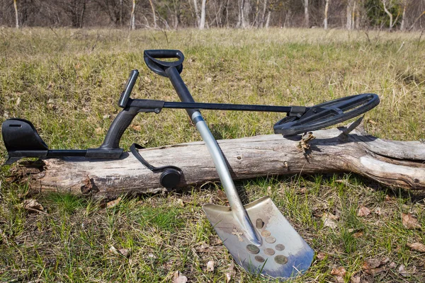 Paralar için metal dedektörleri ve kürek ile arama.