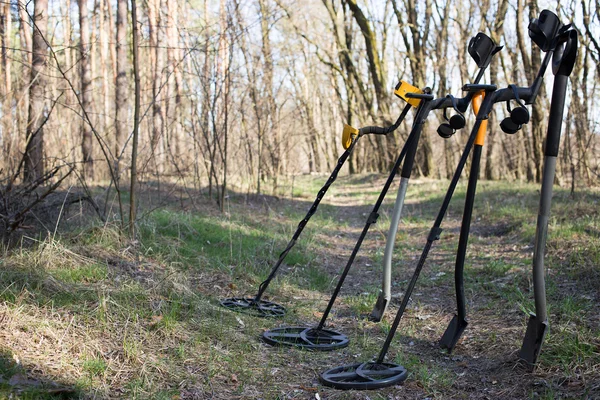 Sök mynt med metalldetektorer och skyfflar. — Stockfoto