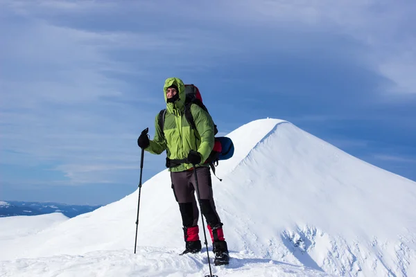 Winterwandern in den Bergen. — Stockfoto