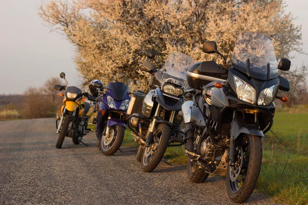 Motos na estrada prontos para a aventura . — Fotografia de Stock