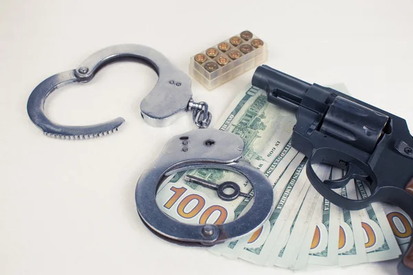 Esposas de dólares cartuchos de pistola sobre un fondo blanco . —  Fotos de Stock