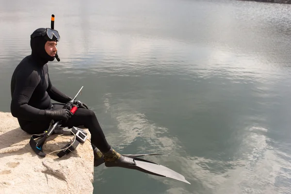 Man dressed as a hunter with an underwater scuba gun. — Stock Photo, Image