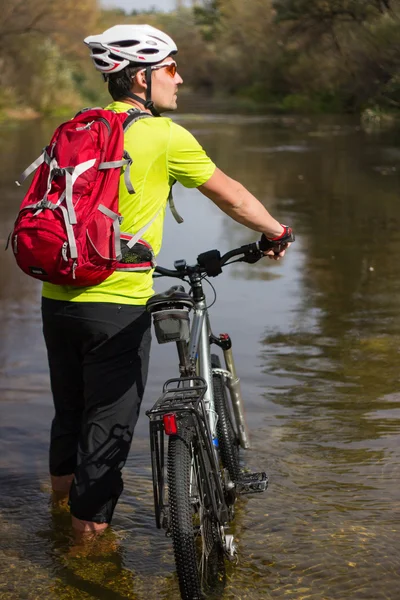 Muž cyklista, cestování na kole a batoh. — Stock fotografie