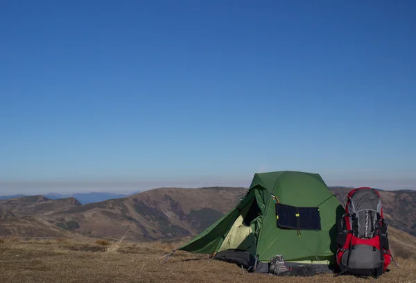 Camping elementen apparatuur een zonnige dag.. — Stockfoto