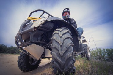 Zor şartlar yarışta kum quad bisiklet üzerinde.