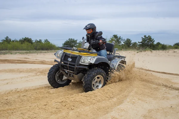 The race in difficult conditions on the sand on a quad bike. — Stock Photo, Image