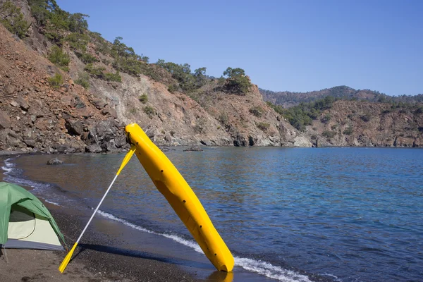 Kayak en la playa en un día soleado cerca de la tienda . — Foto de Stock