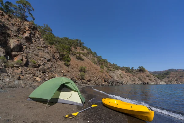 Kayak in spiaggia in una giornata di sole vicino alla tenda . — Foto Stock