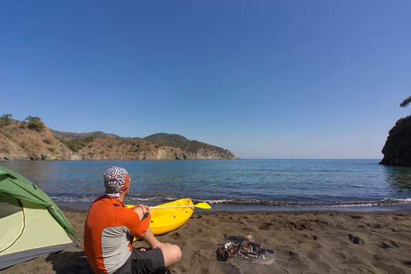 Gli uomini viaggiano in canoa sul mare in estate . — Foto Stock