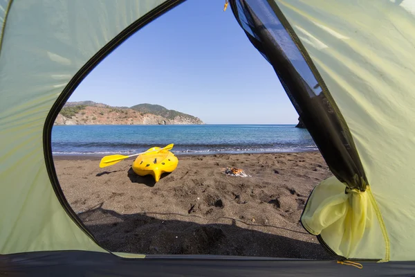 Kayak in spiaggia in una giornata di sole vicino alla tenda . — Foto Stock