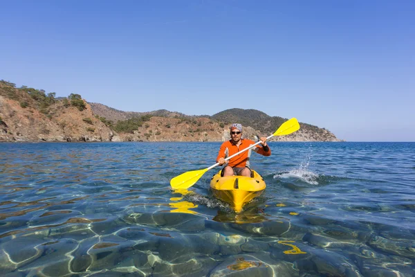 Los hombres viajan en canoa en el mar en el verano . — Foto de Stock