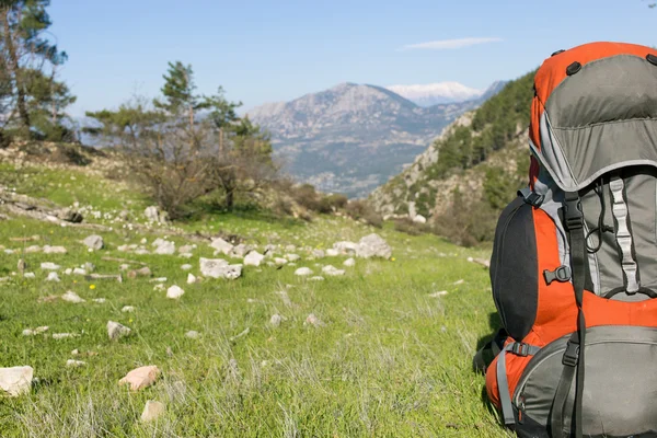 Camping with backpack in the mountains on a sunny summer day. — Stock Photo, Image