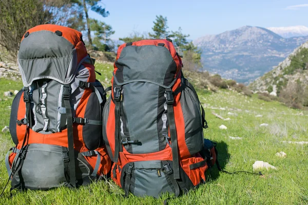 Sırt çantası dağlarda bir güneşli yaz günü kamp. — Stok fotoğraf