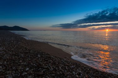 Yaz aylarında okyanus üzerinde güzel bir gündoğumu. 
